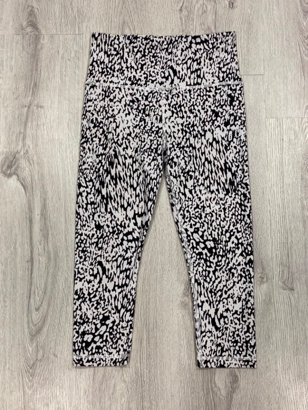 Athleta Elation Capri Leggings Black White Animal Print Size S